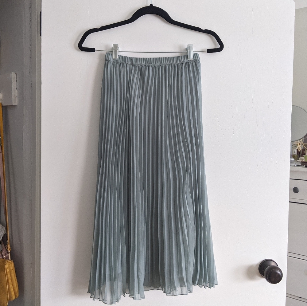Divided mint pleated midi skirt